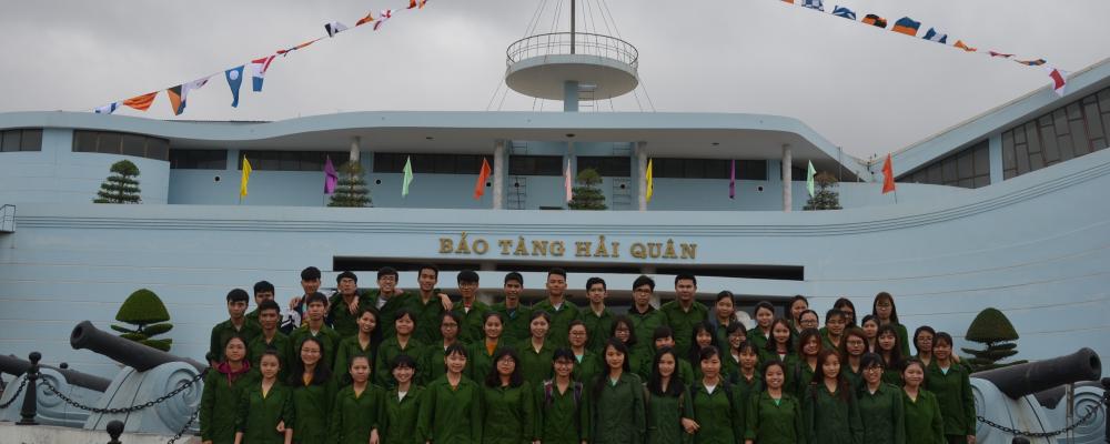 Sinh viên tham quan Bảo tàng Hải quân